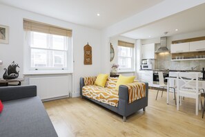 Superior-Apartment, 2 Schlafzimmer | Wohnbereich | Flachbildfernseher