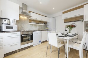 Departamento superior, 2 habitaciones | Cocina privada