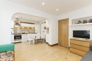 Superior-Apartment, 2 Schlafzimmer | Eigene Küche | Kühlschrank, Mikrowelle, Ofen, Herdplatte