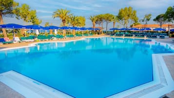 Piscine extérieure, cabanons gratuits, parasols de plage