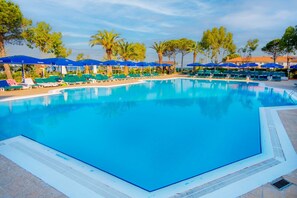 Outdoor pool, open 9:00 AM to 6:30 PM, free cabanas, pool umbrellas - Le Monde Beach Resort & Spa (Dikili)