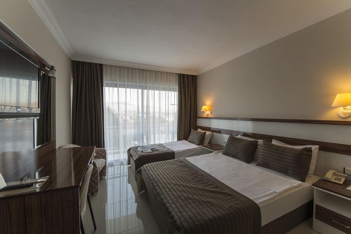 1 bedroom, hypo-allergenic bedding, minibar, in-room safe