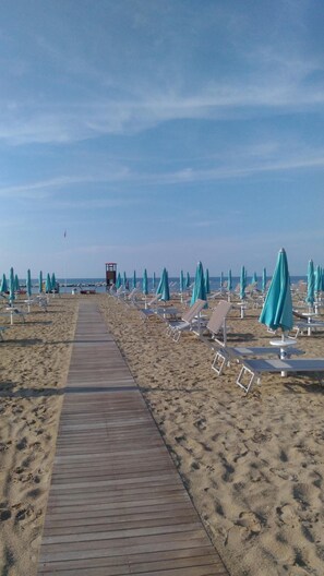 Beach nearby, 3 beach bars - Hotel Prestige (Rimini)