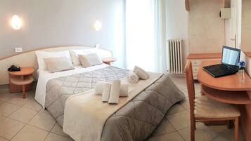 Standard-Doppel- oder -Zweibettzimmer, Parkblick | Daunenbettdecken, Zimmersafe, Schreibtisch