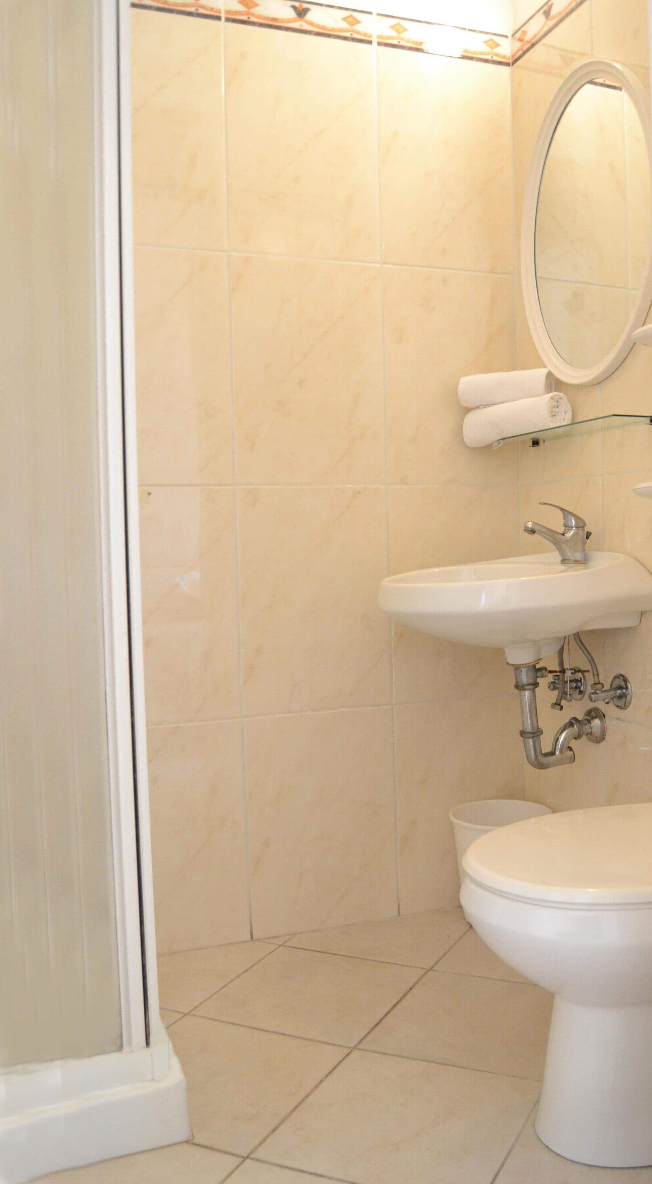 deluxe single room, balcony | bathroom | shower, rainfall showerhead, free toiletries, hair dryer