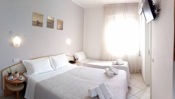 Classic-Dreibettzimmer, Gartenblick (with window) | Daunenbettdecken, Zimmersafe, Schreibtisch