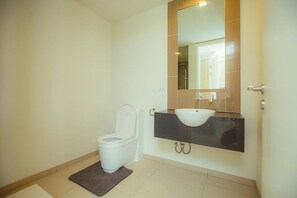 1-Bedroom Condo with City View | Kamar mandi | Shower, perlengkapan mandi gratis, pengering rambut, dan handuk