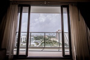 1-Bedroom Condo with City View  | Ausblick vom Zimmer