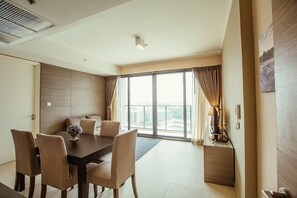 1-Bedroom Condo with City View  | Ruokailu omassa huoneessa