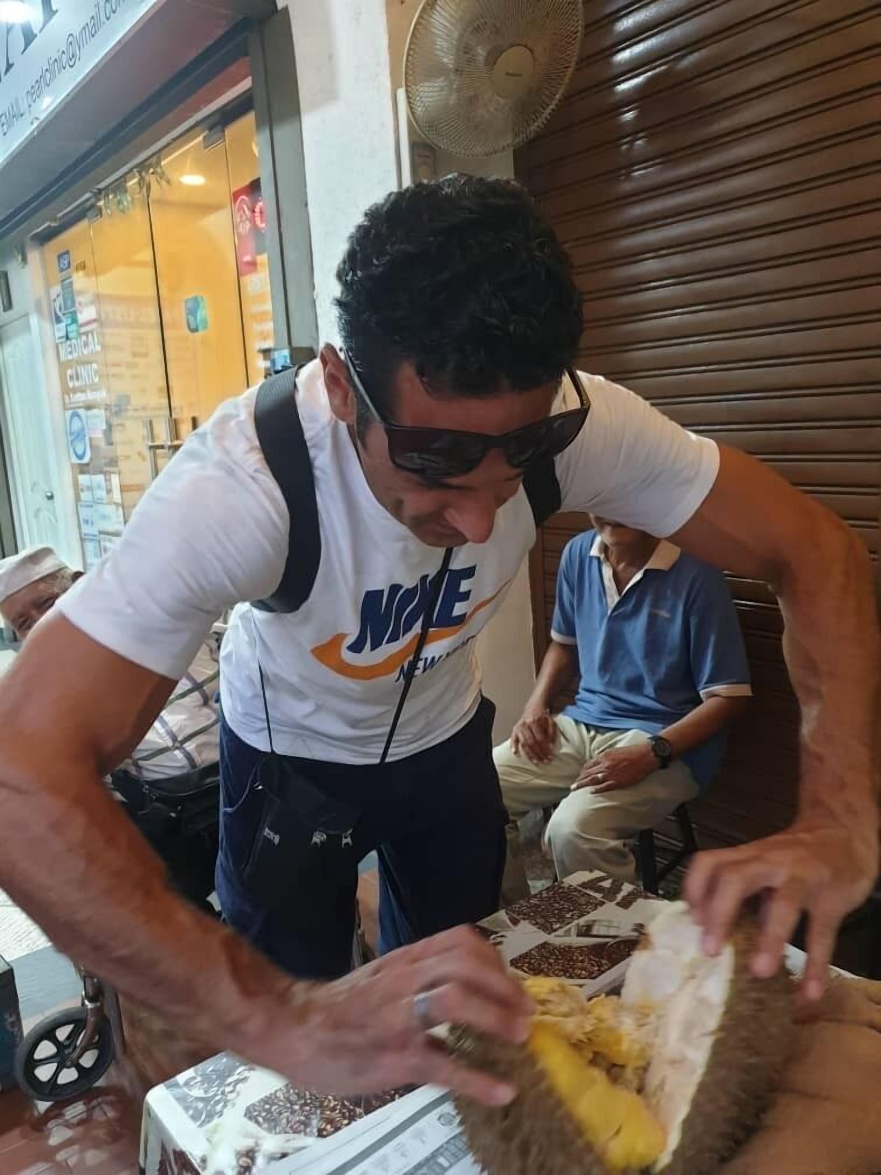 Une personne tenant un panier de grains de café.