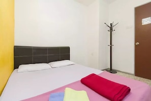 Habitación doble estándar, baño compartido | Tabla de planchar con plancha y wifi gratis 