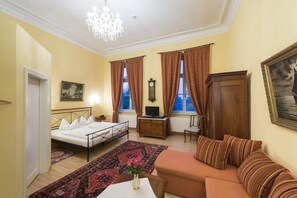 Tweepersoonskamer | Een minibar, een bureau, een strijkplank/strijkijzer, gratis babybedden