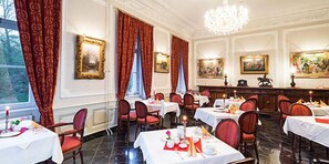 Free daily buffet breakfast - Schlosshotel Rühstädt GARNI (Ruehstaedt)