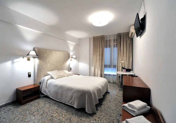 Desk, free WiFi - La Carrasca (Monzon)