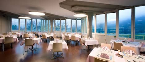 Lunch and dinner served, local and international cuisine