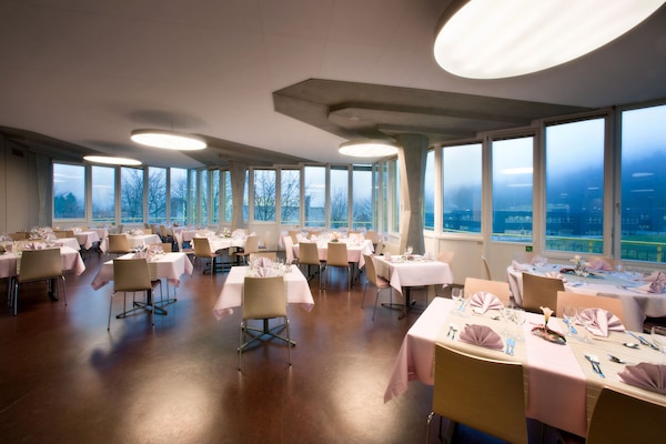 Lunch and dinner served, local and international cuisine