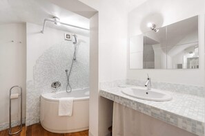 Apartment, 2 Bedrooms | Bathroom | Combined shower/bathtub, jetted bath, free toiletries, hair dryer - Short-let Florence Pontevecchio Suite (Florence)