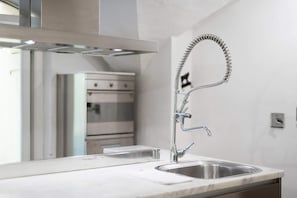 Appartement, 2 chambres | Cuisine privée | Grand réfrigérateur, micro-ondes, four, plaque de cuisson