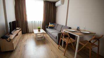 Apartment, 1 Bedroom | Living area