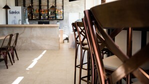 A bar area with a counter and stools. - Court Inn (Panagyurishte)