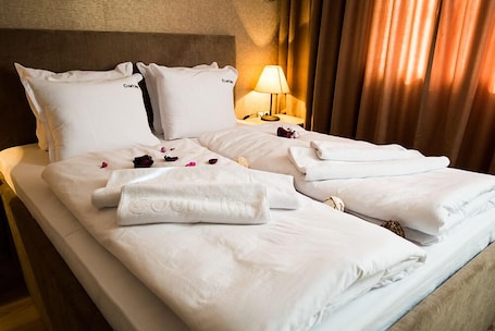 Luxury Apartment, 2 Bedrooms | 2 bedrooms, minibar, desk, iron/ironing board