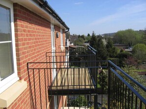 笔记本电脑工作区、熨斗/熨板、免费 WiFi、床单