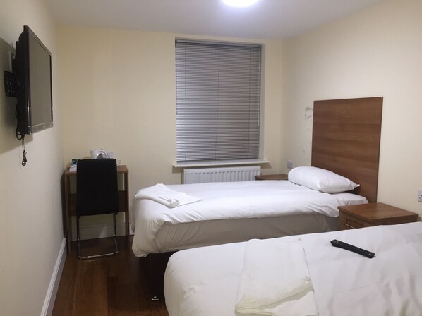 Espacio para trabajar con laptop y tabla de planchar con plancha