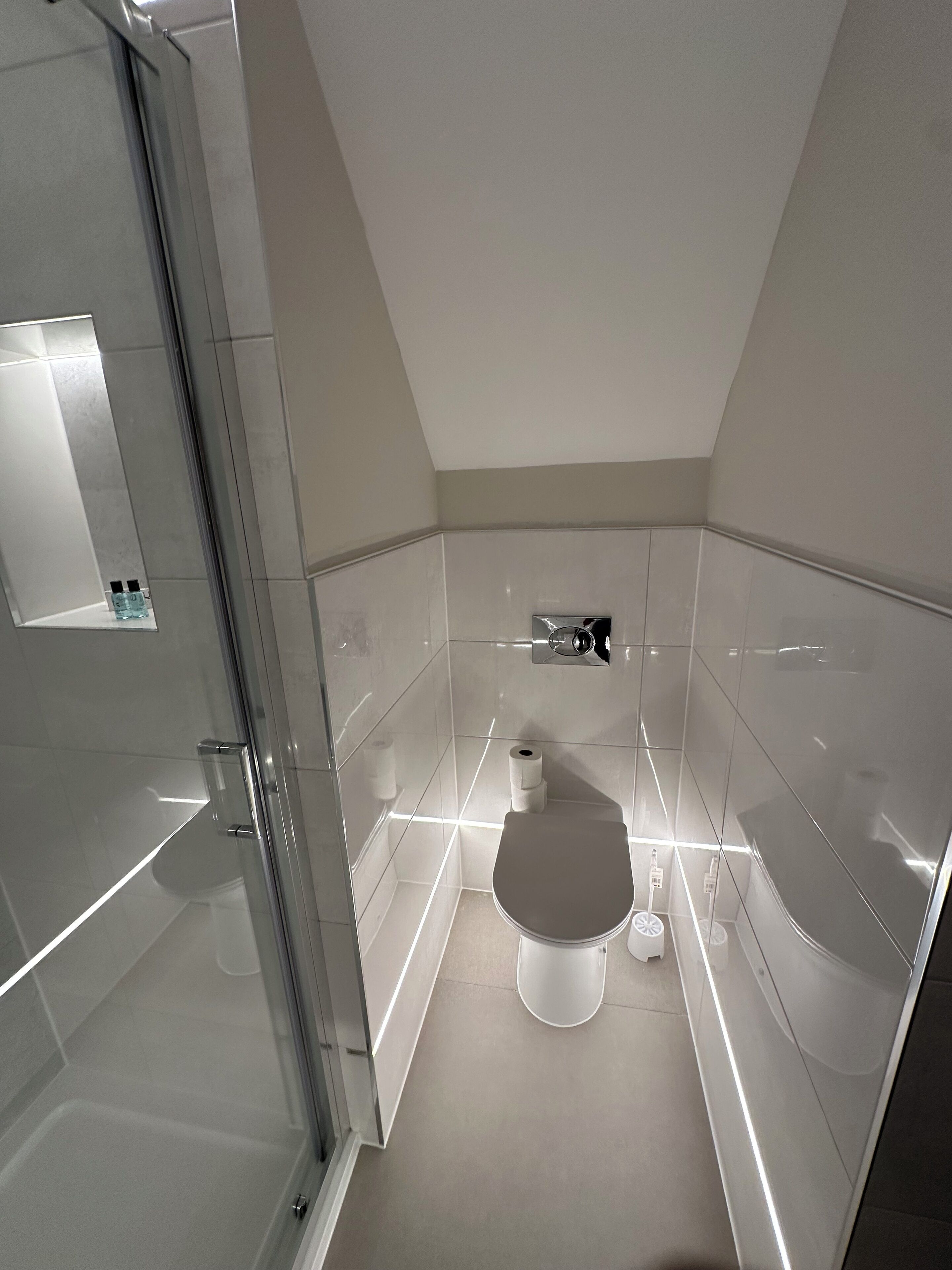 Tweepersoonskamer | Badkamer | Gratis toiletartikelen, een haardroger, handdoeken, zeep