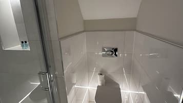 Tweepersoonskamer | Badkamer | Gratis toiletartikelen, een haardroger, handdoeken, zeep