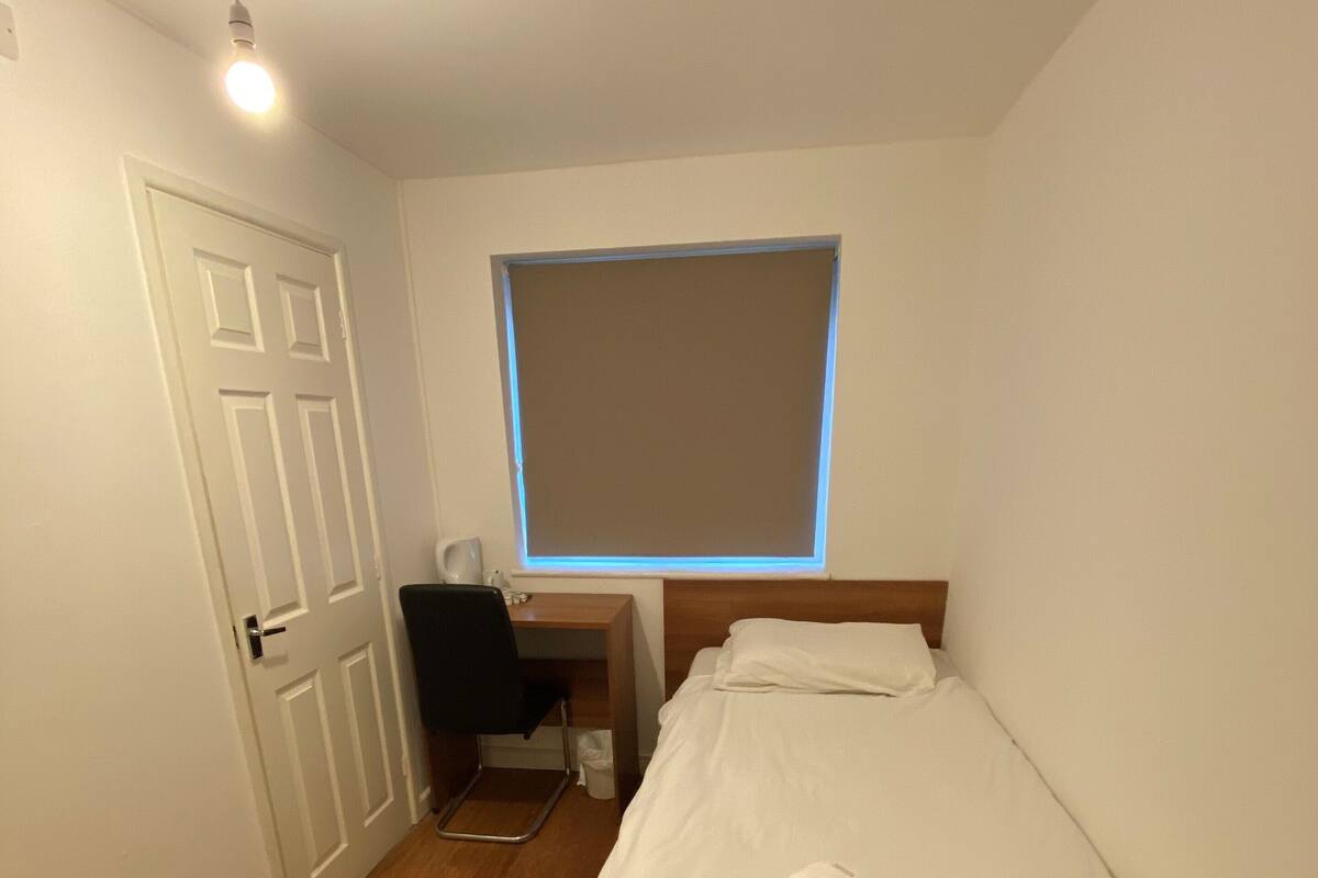 Habitación individual, baño en la habitación | Espacio para trabajar con laptop y tabla de planchar con plancha