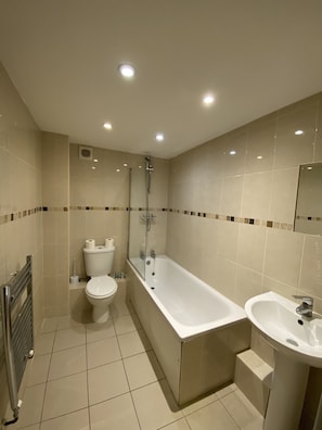 Amenidades de baño gratuitas, secadora de cabello, toallas, jabón