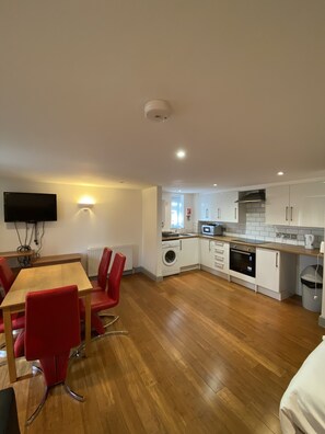 冰箱、微波炉、烤箱、炉灶