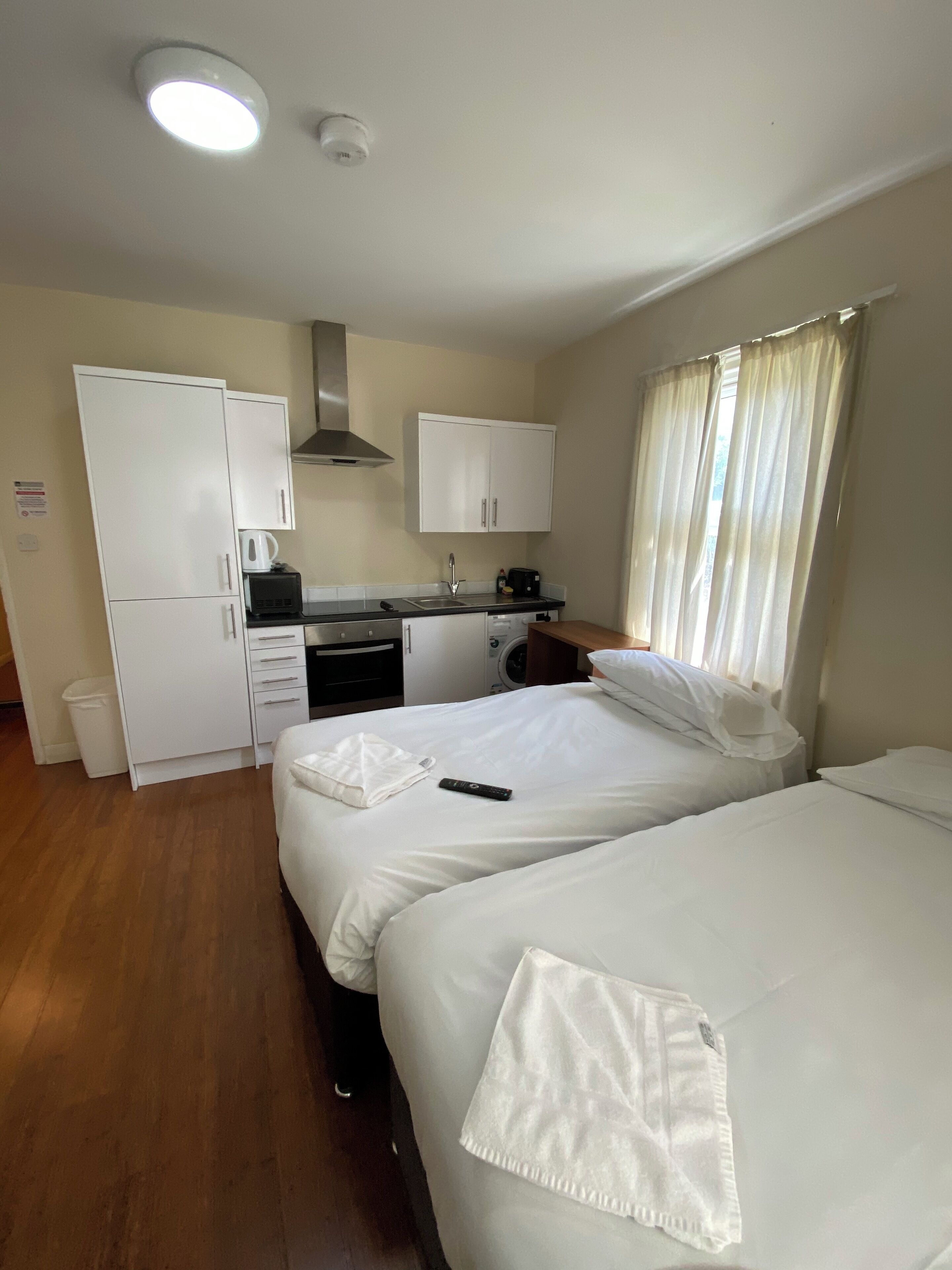 مساحة عمل للكمبيوتر المحمول ومكواة/لوح كي وواي فاي مجانًا وملاءات أسرّة