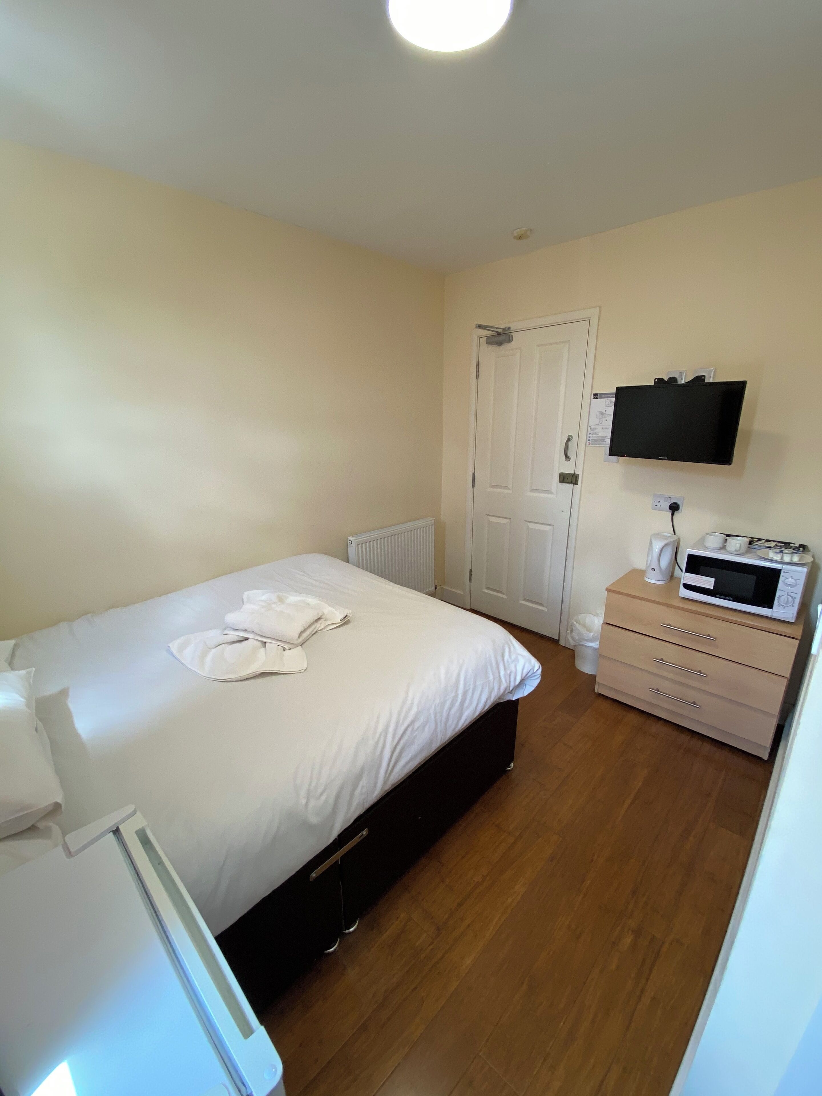 Laptop workspace, iron/ironing board, free WiFi, bed sheets