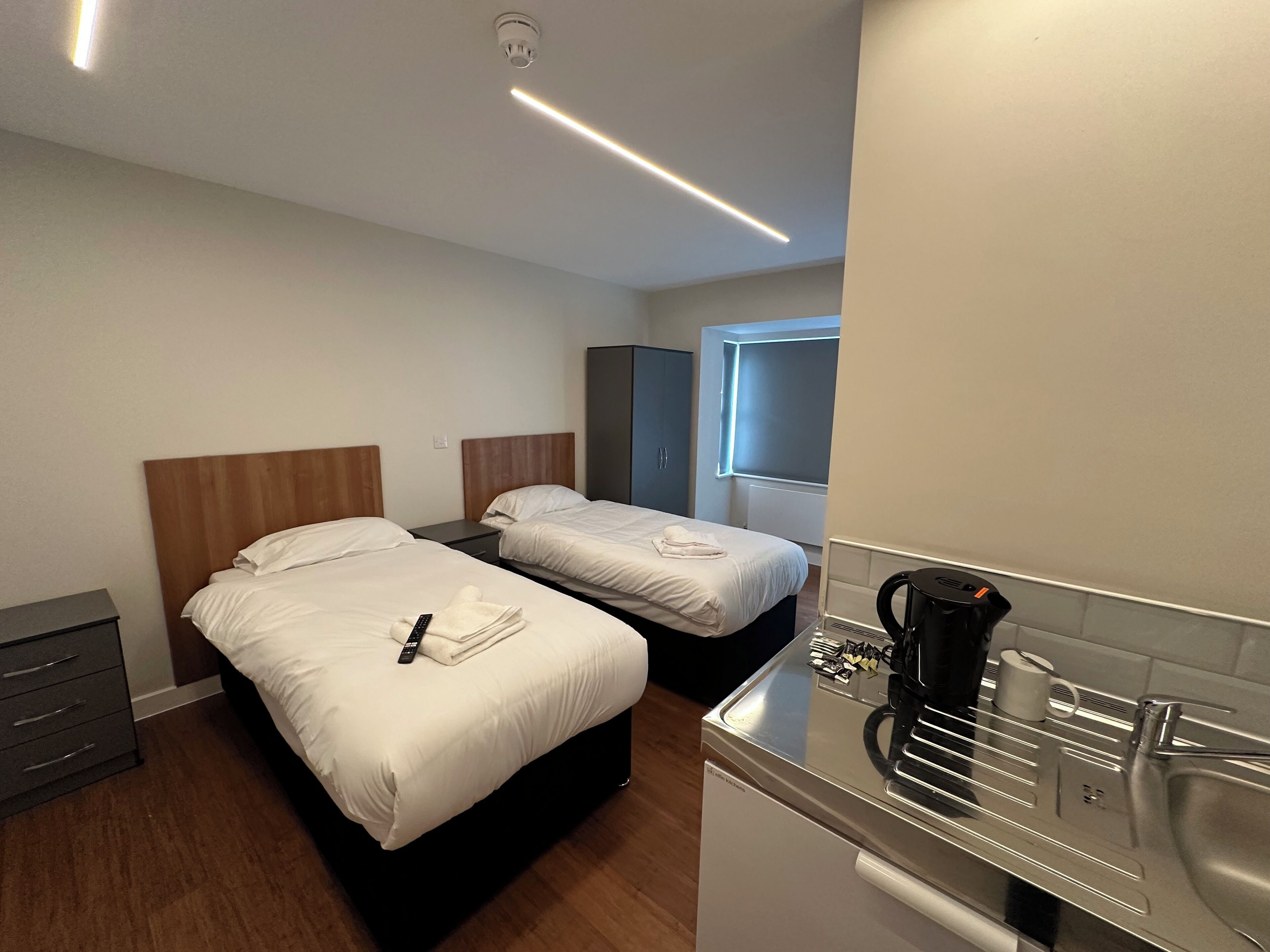 Twin kamer | Een laptopwerkplek, een strijkplank/strijkijzer, gratis wifi, beddengoed