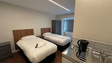 Twin kamer | Een laptopwerkplek, een strijkplank/strijkijzer, gratis wifi, beddengoed