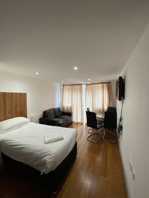 Laptop workspace, iron/ironing board, free WiFi, bed sheets - Contractors Guest House (High Wycombe)