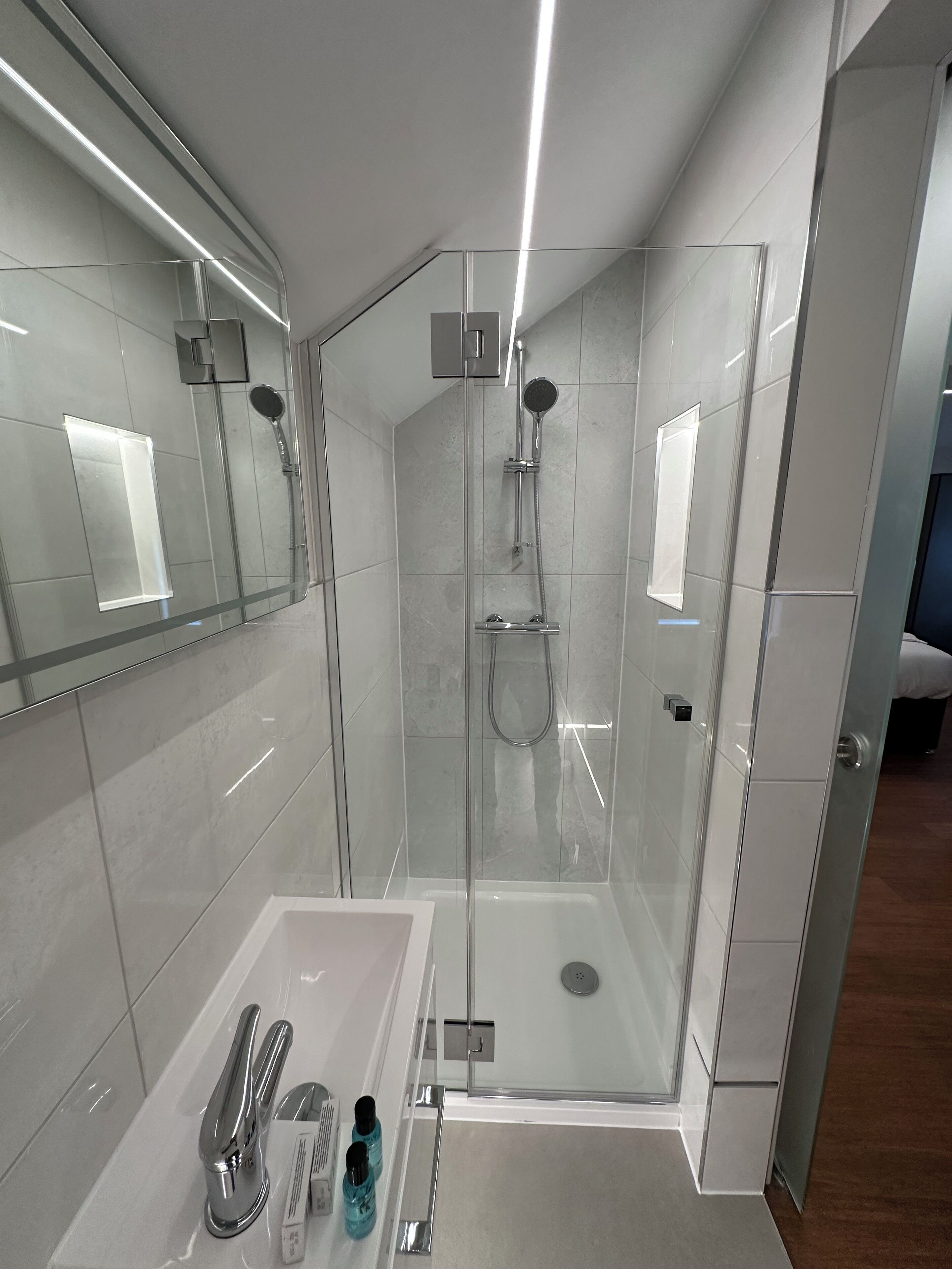 Einzelzimmer | Badezimmer | Kostenlose Toilettenartikel, Haartrockner, Handtücher, Seife