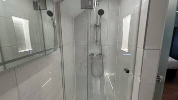 Einzelzimmer | Badezimmer | Kostenlose Toilettenartikel, Haartrockner, Handtücher, Seife