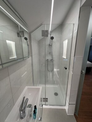 Habitación individual | Baño | Artículos de higiene personal gratuitos, secador de pelo y toallas