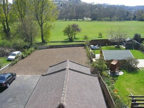 笔记本电脑工作区、熨斗/熨板、免费 WiFi、床单