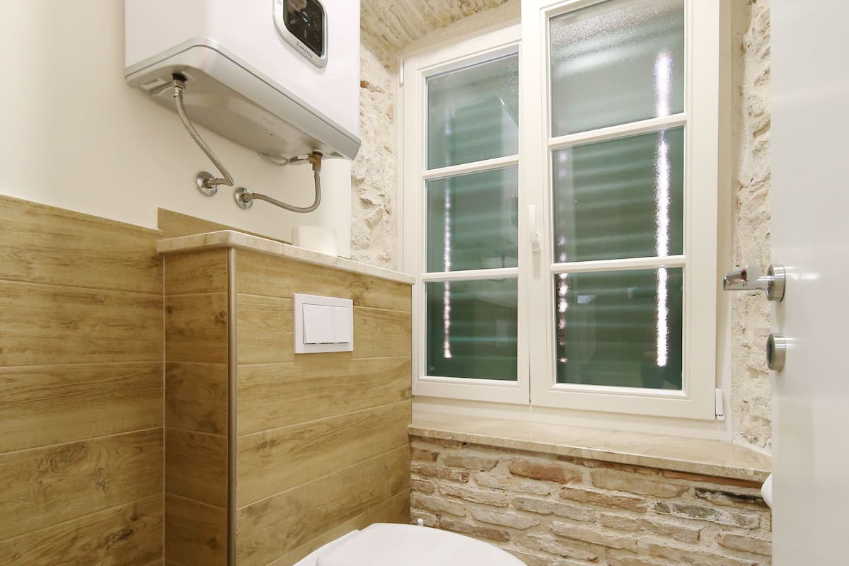 standard double or twin room | bathroom | shower, free toiletries, towels