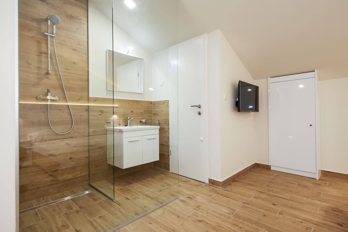 superior double room (4 people) | bathroom | shower, free toiletries, towels