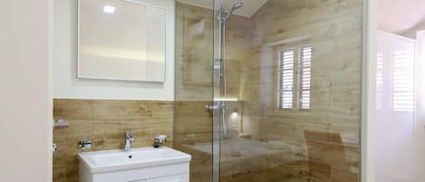 Superior Double or Twin Room, Balcony (4 people) | Bathroom | Shower, free toiletries, towels
