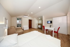 Habitación superior con 1 cama doble o 2 individuales, balcón (4 people) | Caja fuerte, cortinas opacas, sistema de insonorización y wifi gratis