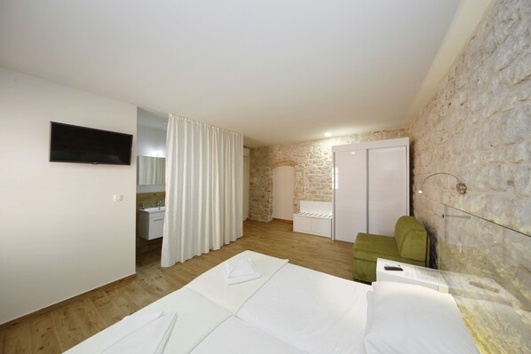 ห้องดับเบิล (3 people) | ตู้นิรภัยในห้องพัก, ผ้าม่านกันแสง, ห้องเก็บเสียง, Wi-Fi ฟรี