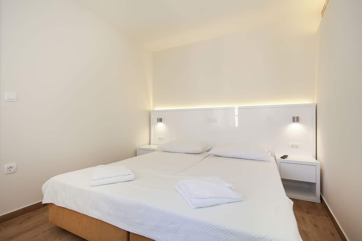 Habitación familiar, baño privado | Caja de seguridad en la habitación, cortinas blackout y insonorización
