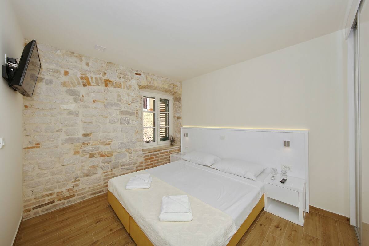 Habitación estándar con 1 cama matrimonial o 2 individuales | Caja de seguridad en la habitación, cortinas blackout y insonorización