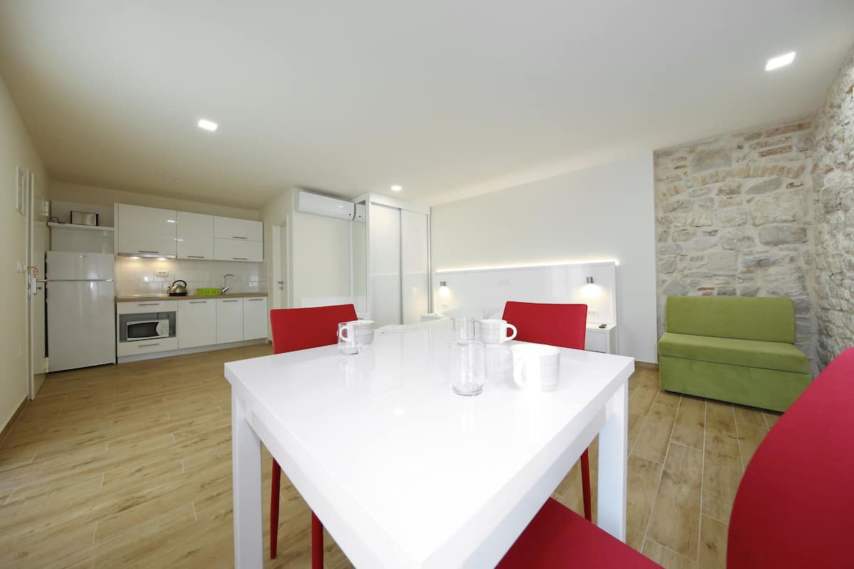 studio | living area | flat-screen tv