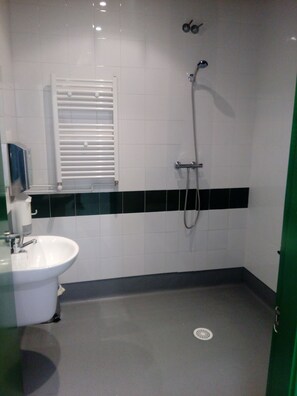 Douche, sèche-cheveux, serviettes fournies